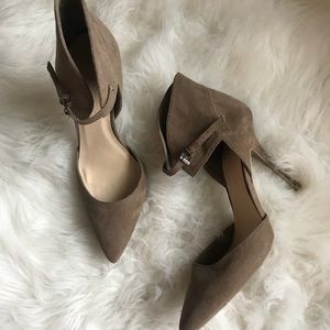 Brown suede heels with buckle